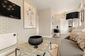 Una televisión, una oficina