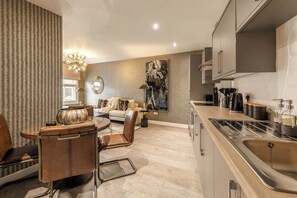 Kjøleskap, mikrobølgeovn, ovn og kokeplater