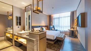 Habitación doble de lujo, vista a la ciudad | Escritorio, cortinas blackout, insonorización y wifi gratis