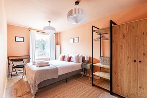 2 bedrooms, desk, iron/ironing board, Internet