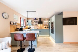 Geladeira, micro-ondas, fogão, lava-louças