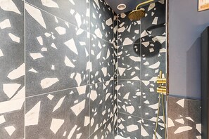 Shower, hair dryer, towels - Bright 2-Bed Home Near Putney Riverside (London)