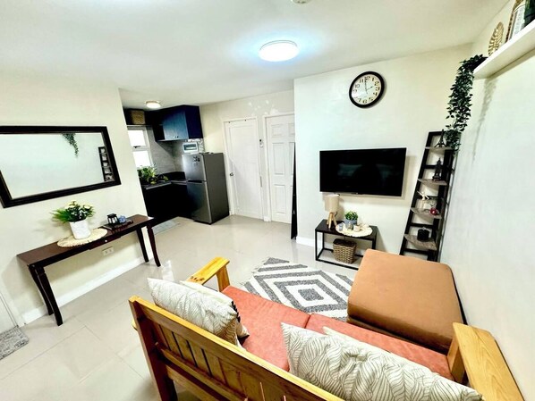 Living area - 2-bedroom apartment in Antipolo with WiFi, AC (Antipolo)