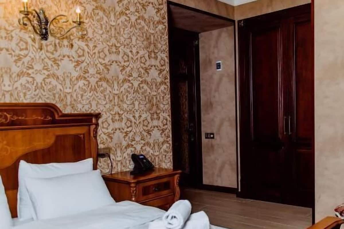 Deluxe kamer | Luxe beddengoed, een minibar, een kluis op de kamer
