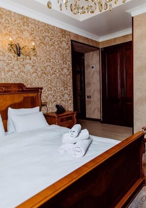 Deluxe-rum | Sängtillbehör av högsta kvalitet och minibar