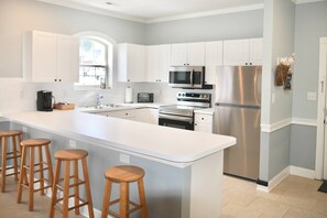 Fridge, microwave, oven, stovetop - Coralbell Villa - Near UNCC & PNC Pavilion, Pools, Grill, Spacious, 15 Mins to Uptown, King Suite! (Charlotte)