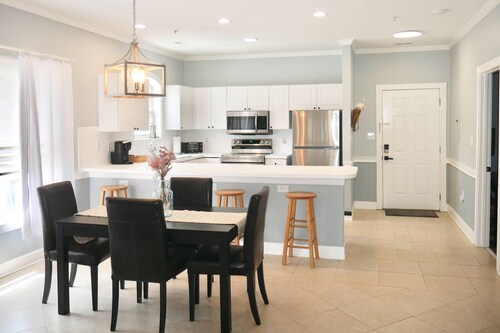 Coralbell Villa - Near UNCC & PNC Pavilion, Pools, Grill, Spacious, 15 Mins to Uptown, King Suite!