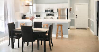 Coralbell Villa - Near UNCC & PNC Pavilion, Pools, Grill, Spacious, 15 Mins to Uptown, King Suite!