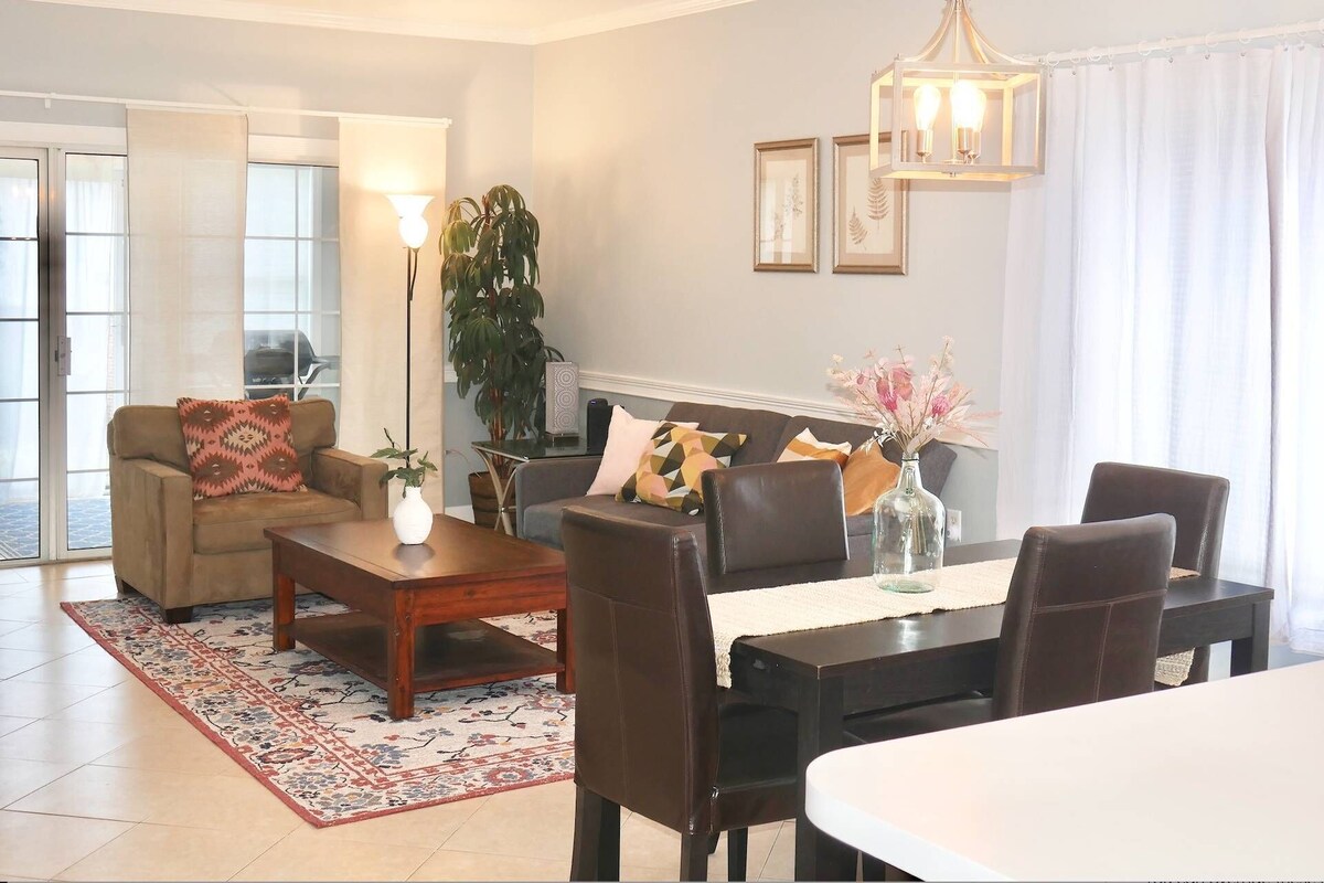 Coralbell Villa - Near UNCC & PNC Pavilion, Pools, Grill, Spacious, 15 Mins to Uptown, King Suite!