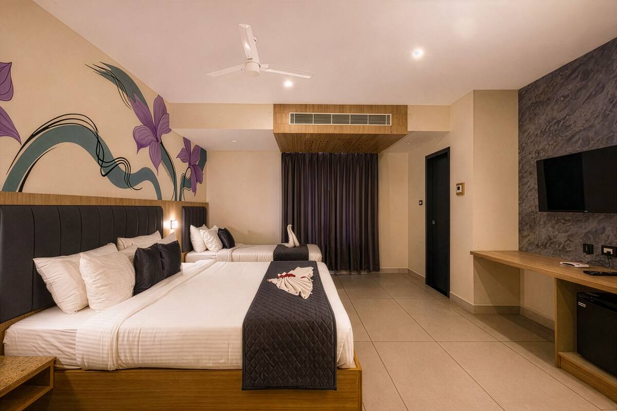 Junior Room | Desk, laptop workspace, iron/ironing board (on request), WiFi (free)