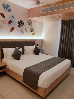 Desk, laptop workspace, iron/ironing board, free WiFi