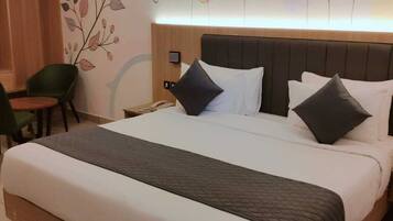 Executive Room | Desk, laptop workspace, iron/ironing board, free WiFi
