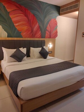 Standard Room | Desk, laptop workspace, iron/ironing board, free WiFi