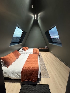 1 bedroom, free WiFi, bed sheets - #57 Star-Gazing A-frame cabin, 2 double beds, pet friendly bathroom at bathhouse (Teasdale)