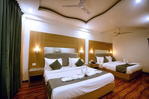 Habitación familiar, vistas a la ciudad | Escritorio y espacio para trabajar con un portátil