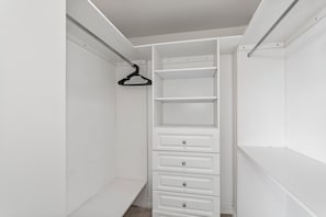 Apartamento, sacada, vista para a baía | Guarda-roupa