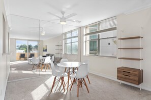 Appartement, balcon, vue baie | Salle à manger