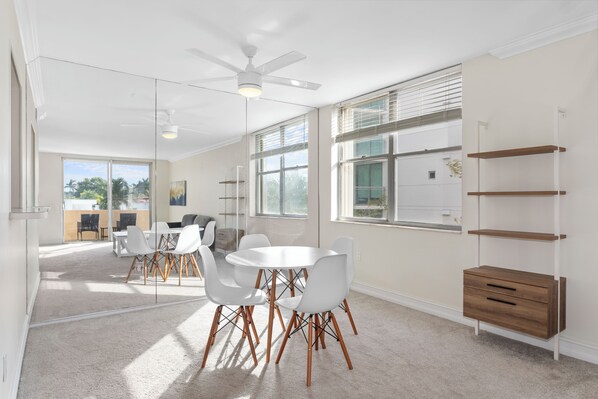 Apartamento, sacada, vista para a baía | Sala de jantar