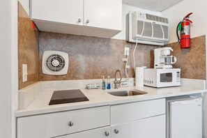 Frigorífico, cafetera o tetera y licuadora