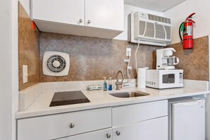 Kühlschrank, Wasserkocher mit Kaffee-/Teezubehör, Mixer