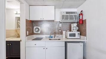 Kühlschrank, Wasserkocher mit Kaffee-/Teezubehör, Mixer