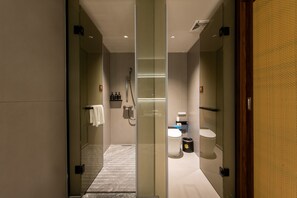 A modern bathroom with a glass shower enclosure, a toilet, and a sink. - Foshan Anximan Yuansu Hotel - Lanshi (Foshan)