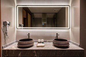 Family Double Room, River View | Bathroom