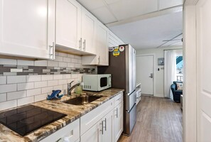 Kühlschrank, Mikrowelle, Wasserkocher mit Kaffee-/Teezubehör