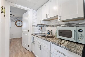 Fridge, coffee/tea maker, blender