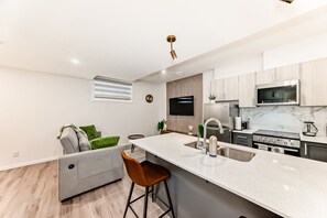 Refrigerador, microondas, horno y parrilla de estufa 