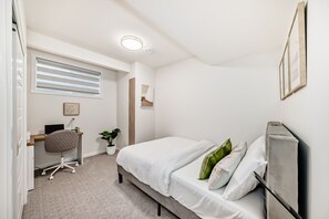1 sovrum, värdeförvaringsskåp på rummet och skrivbord