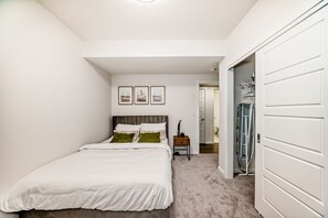 1 Schlafzimmer, Zimmersafe, Schreibtisch, Bügeleisen/Bügelbrett