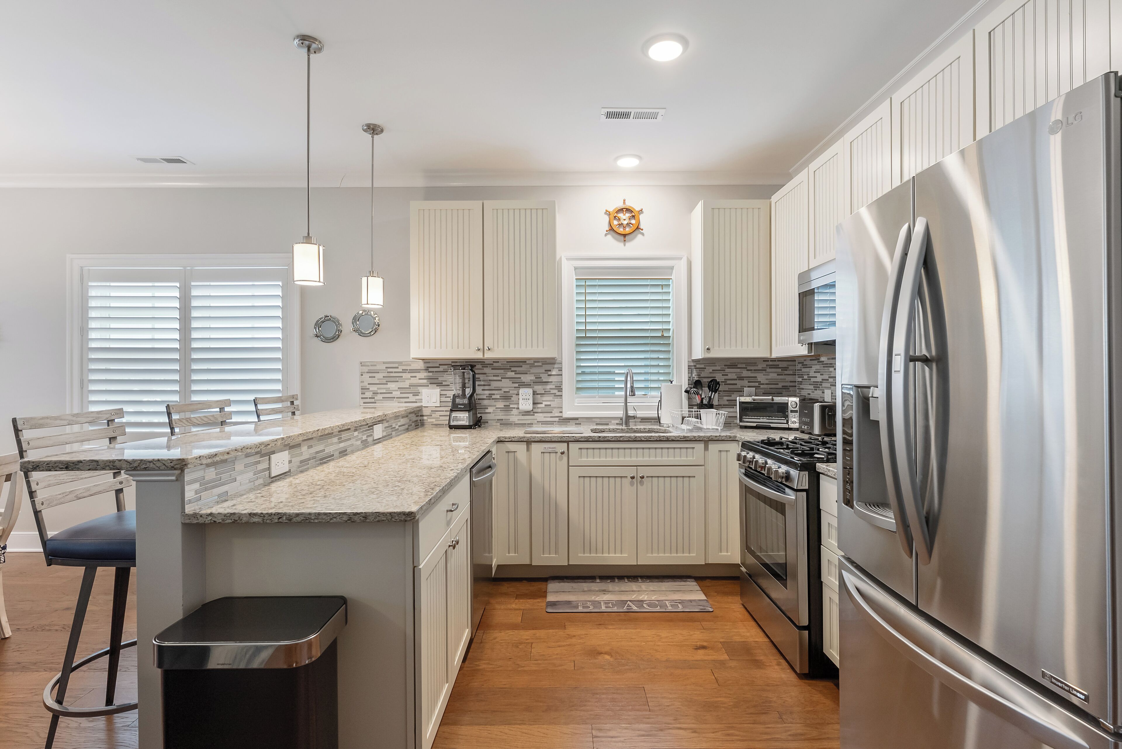 Kühlschrank, Geschirrspüler, Wasserkocher mit Kaffee-/Teezubehör, Mixer