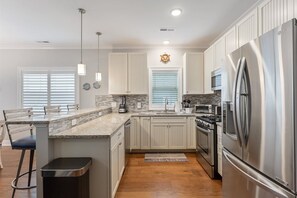 Réfrigérateur, lave-vaisselle, cafetière/bouilloire, blender