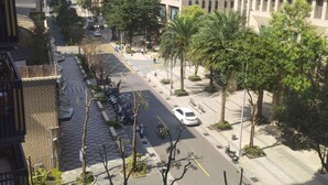 Un immeuble à plusieurs étages doté d’une architecture moderne, caractérisé par un mélange de balcons et de grandes fenêtres.
