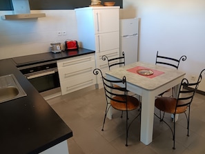 Fridge, microwave, oven, stovetop - COMPLETE HOUSING IN SAINT-JOSEPH " CLASSE 3 ETOILES " by ATOUT FRANCE (Saint-Joseph)