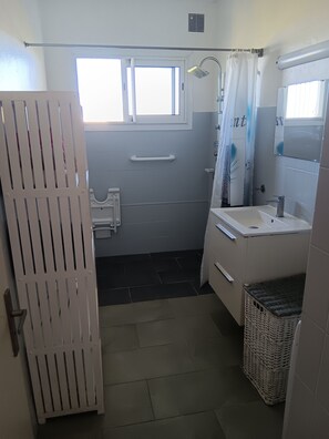 Dusche, Haartrockner, Handtücher