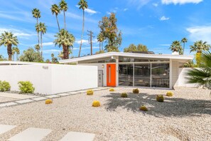 Exterior - Mid-Century Palm Desert Getaway, Close to El Paseo, Sprouts, Great Walking Neighborhood (Palm Desert)