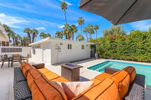 Outdoor dining - Mid-Century Palm Desert Getaway, Close to El Paseo, Sprouts, Great Walking Neighborhood (Palm Desert)