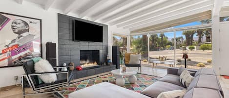 Smart TV, mesa de ping pong, monitor de computadora