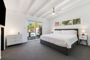 3 bedrooms, desk, iron/ironing board, free WiFi