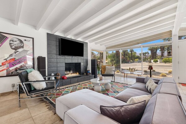 Smart TV, ping pong, computer monitors - Mid-Century Palm Desert Getaway, Close to El Paseo, Sprouts, Great Walking Neighborhood (Palm Desert)