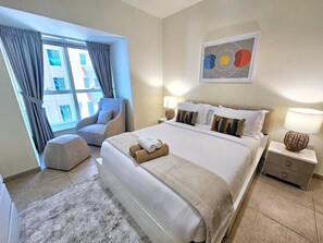 1 chambre, bureau, fer et planche à repasser, lit de bébé portatif