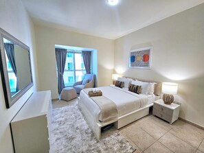 1 chambre, bureau, fer et planche à repasser, lit parapluie