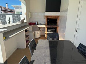 Outdoor dining - Spacious quiet charming villa with private pool and close to Lisbon (Foros de Salvaterra)