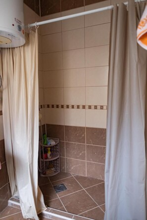 Shower, hair dryer, towels - Gera's House near clock tower (Bitola)