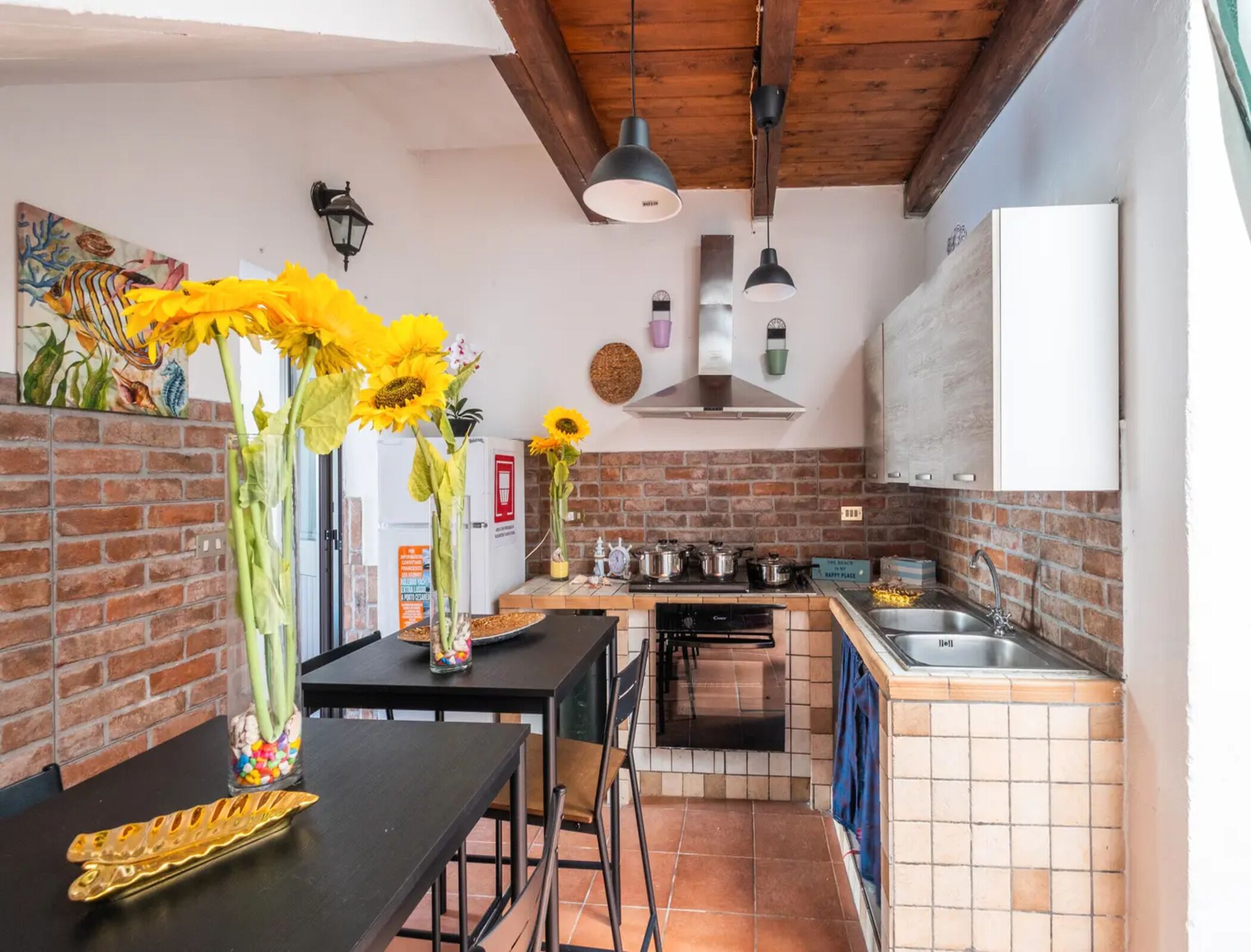 Refrigerador, horno, parrilla de estufa y utensilios de cocina 