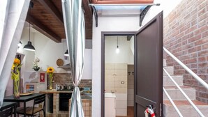 Una cocina compacta con comedor, una escalera y sala de estar.