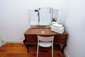 2 bedrooms, iron/ironing board, Internet, bed sheets
