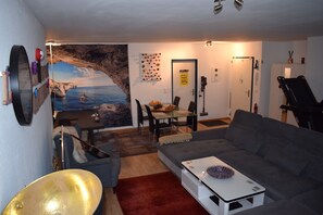 Smart TV, pebolim, livros, impressoras